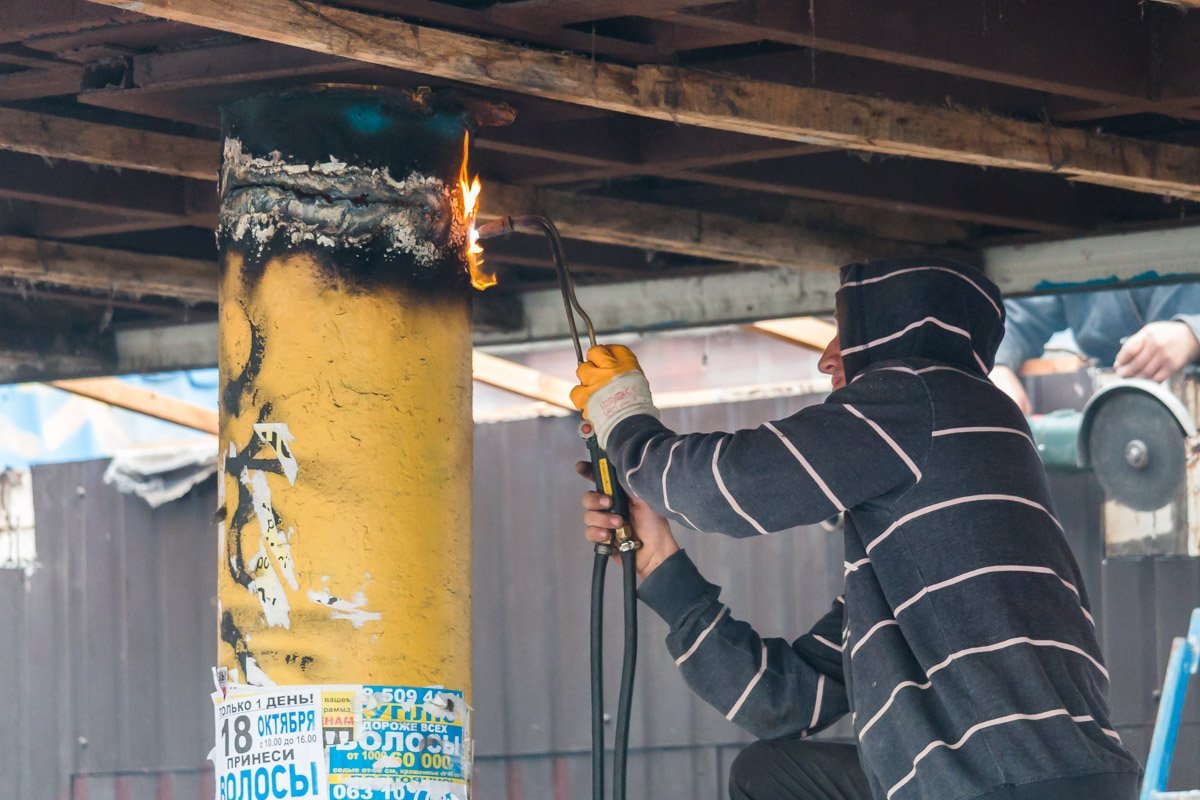 На ж/м Парус-2 демонтируют остановку общественного транспорта 4