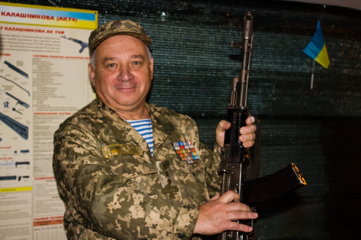 В школе Днепра полковник запаса преподает уроки патриотизма 9