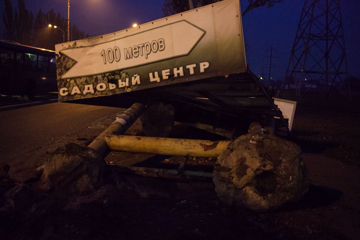 ДТП на Донецком шоссе: фура Renault снесла остановку 1