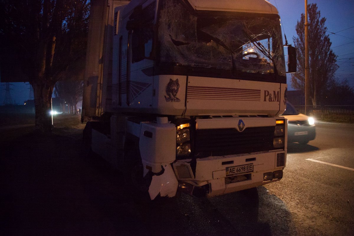 ДТП на Донецком шоссе: фура Renault снесла остановку 2