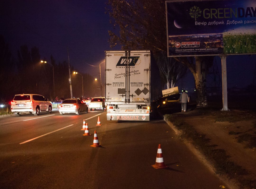 ДТП на Донецком шоссе: фура Renault снесла остановку 3