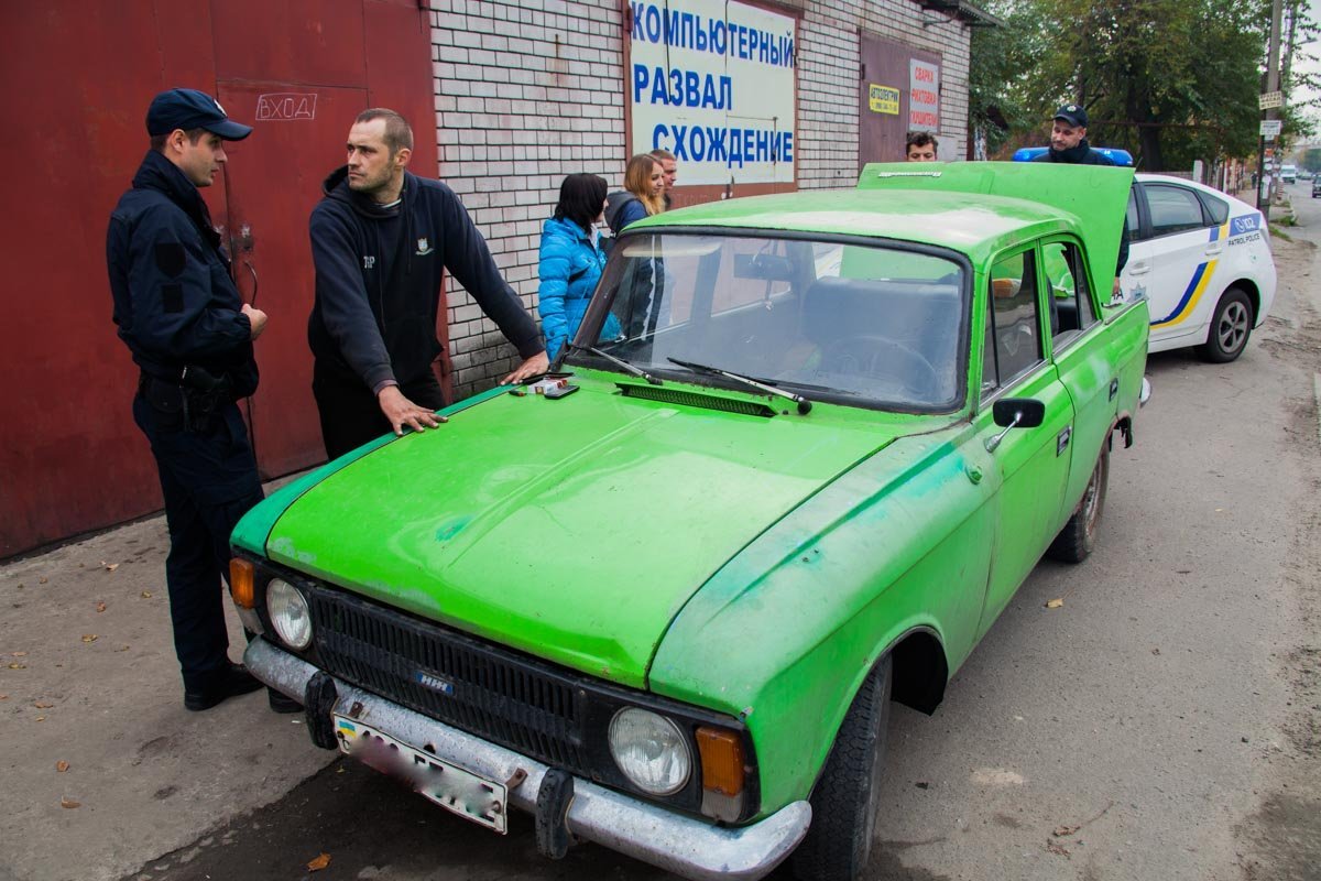 В Днепре мужчины украли канистру и пытались скрыться на Москвиче 2