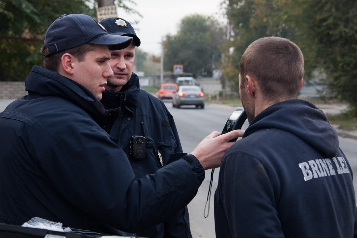 В Днепре мужчины украли канистру и пытались скрыться на Москвиче 8
