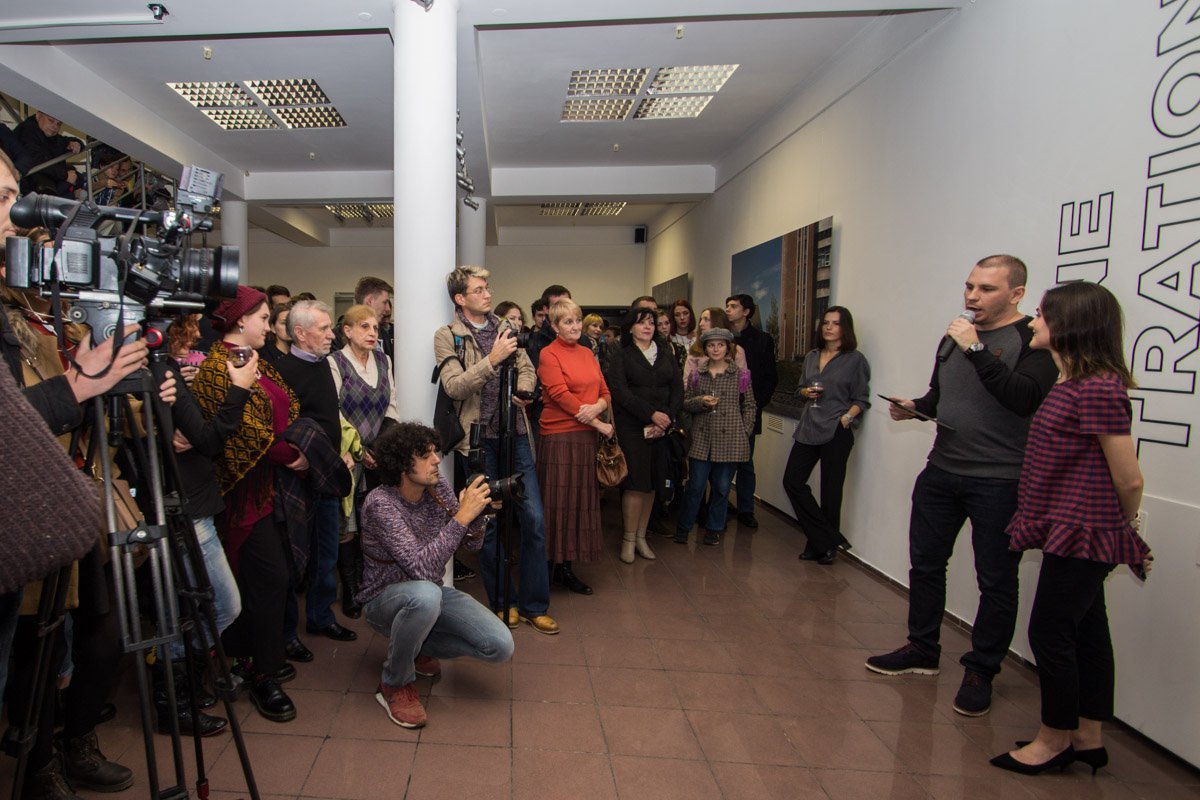 Обнаженные девушки и парень: в Днепре решали, кто главный 1