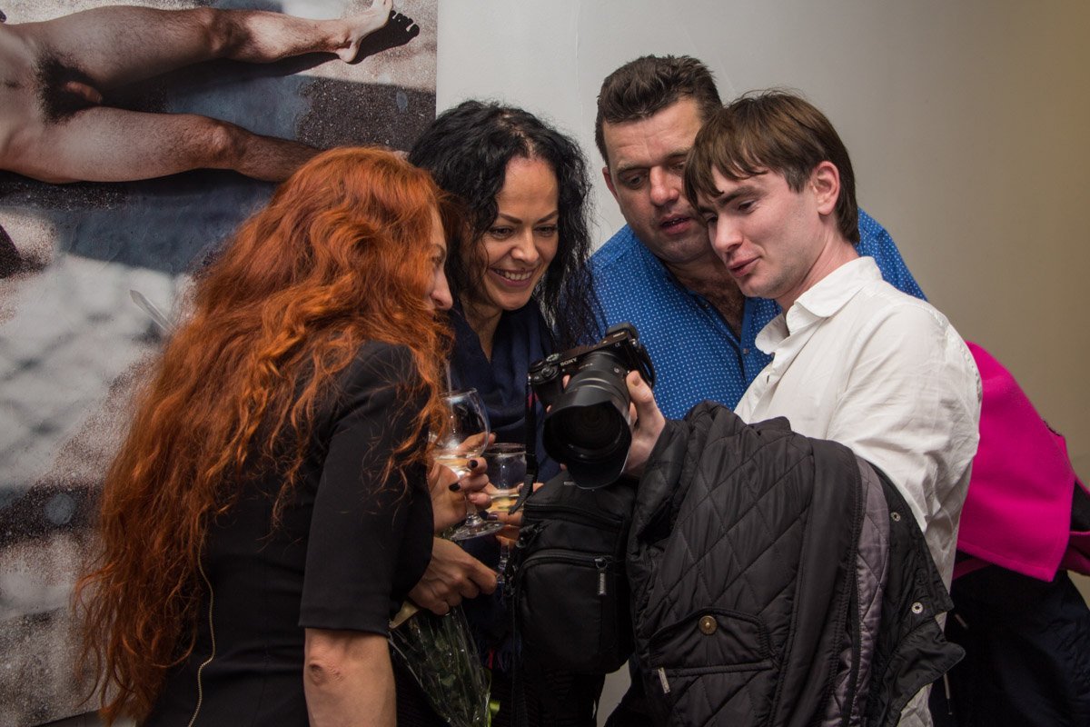 Обнаженные девушки и парень: в Днепре решали, кто главный 2