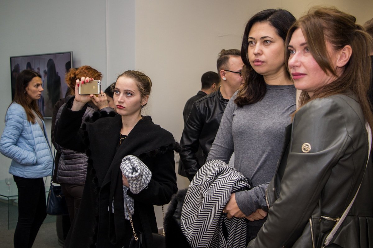 Обнаженные девушки и парень: в Днепре решали, кто главный 5