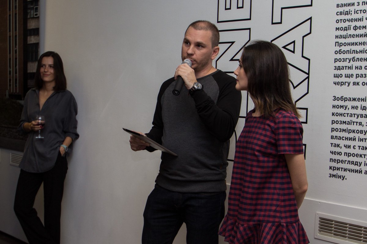 Обнаженные девушки и парень: в Днепре решали, кто главный 6