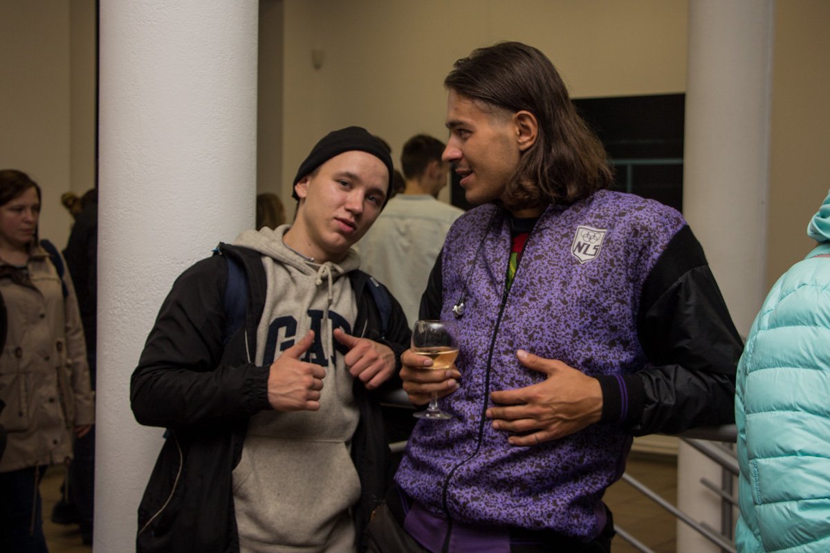 Обнаженные девушки и парень: в Днепре решали, кто главный 7