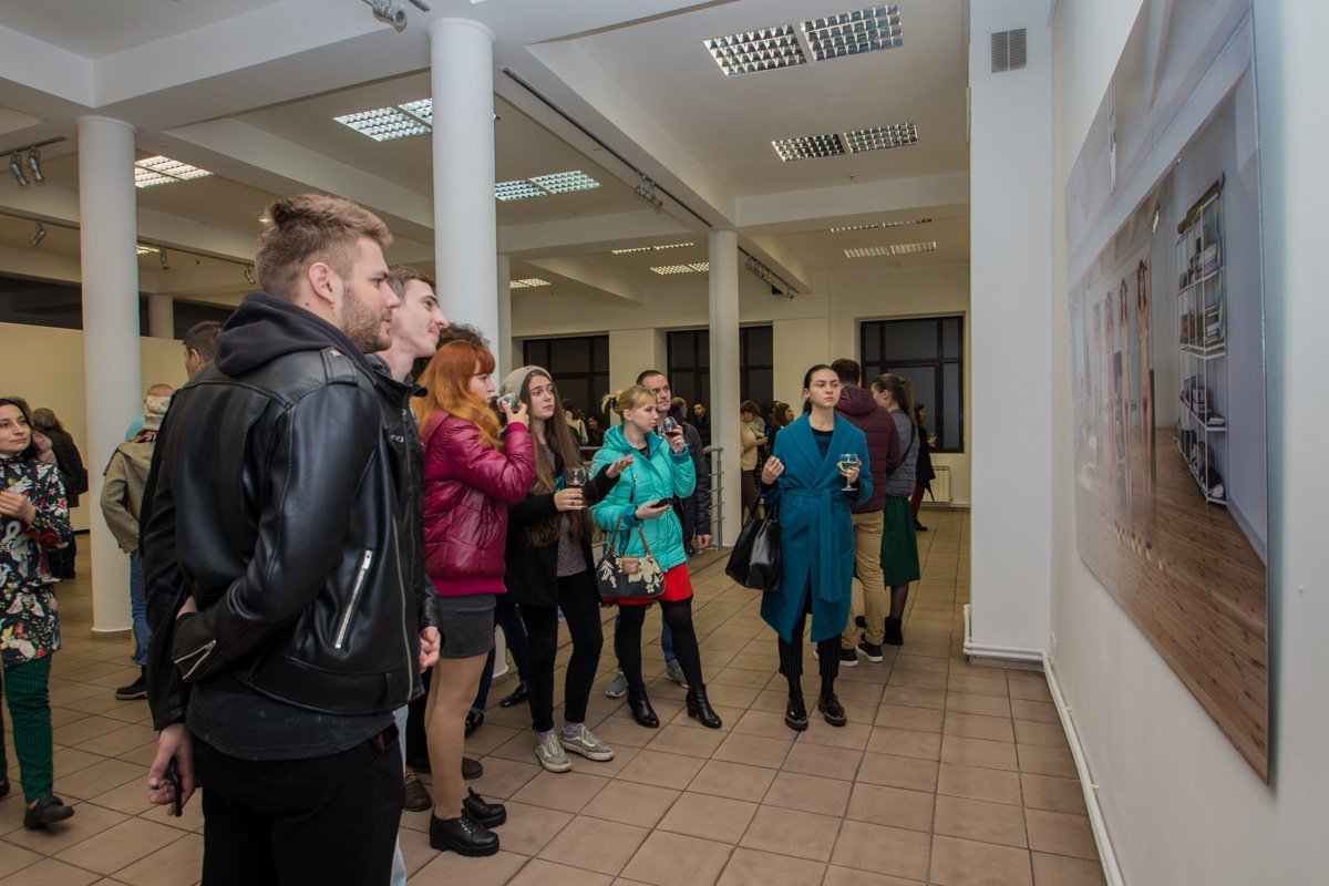 Обнаженные девушки и парень: в Днепре решали, кто главный 8