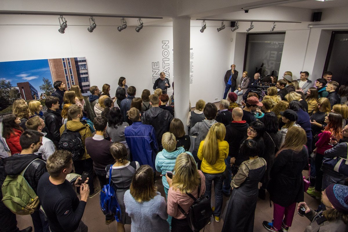 Обнаженные девушки и парень: в Днепре решали, кто главный 9