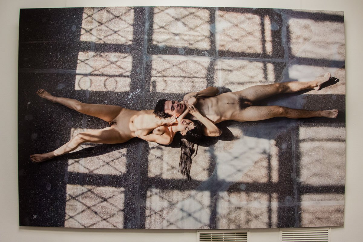 Обнаженные девушки и парень: в Днепре решали, кто главный 10