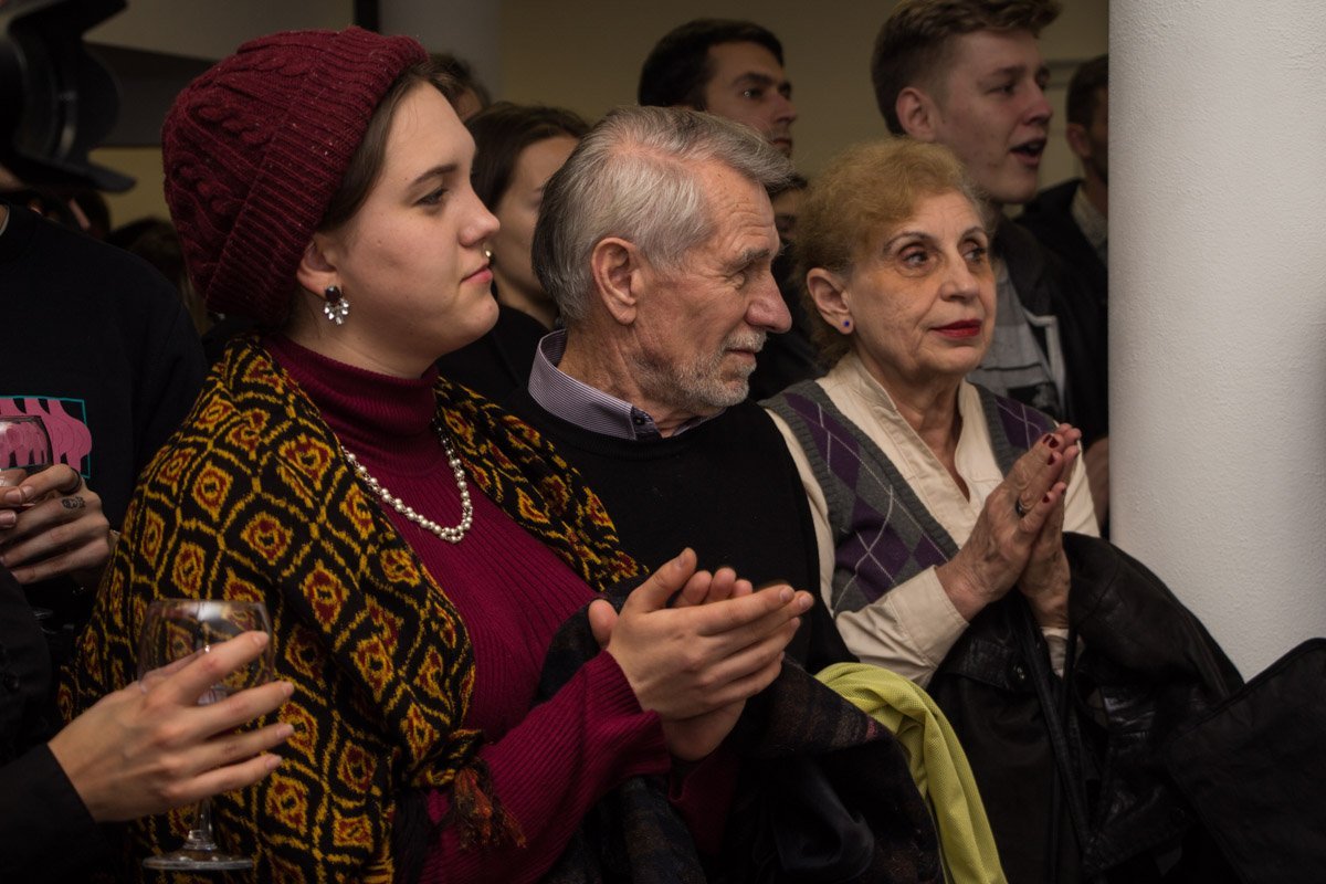 Обнаженные девушки и парень: в Днепре решали, кто главный 11