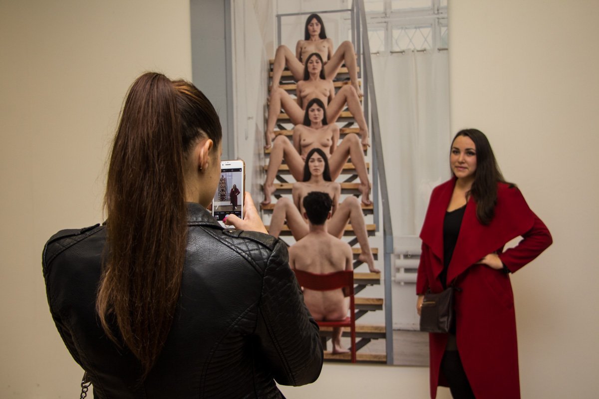 Обнаженные девушки и парень: в Днепре решали, кто главный 12