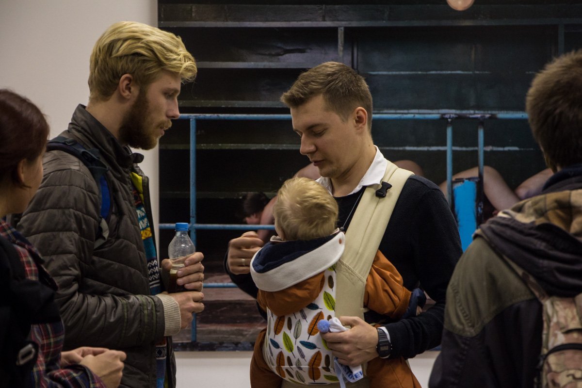 Обнаженные девушки и парень: в Днепре решали, кто главный 13