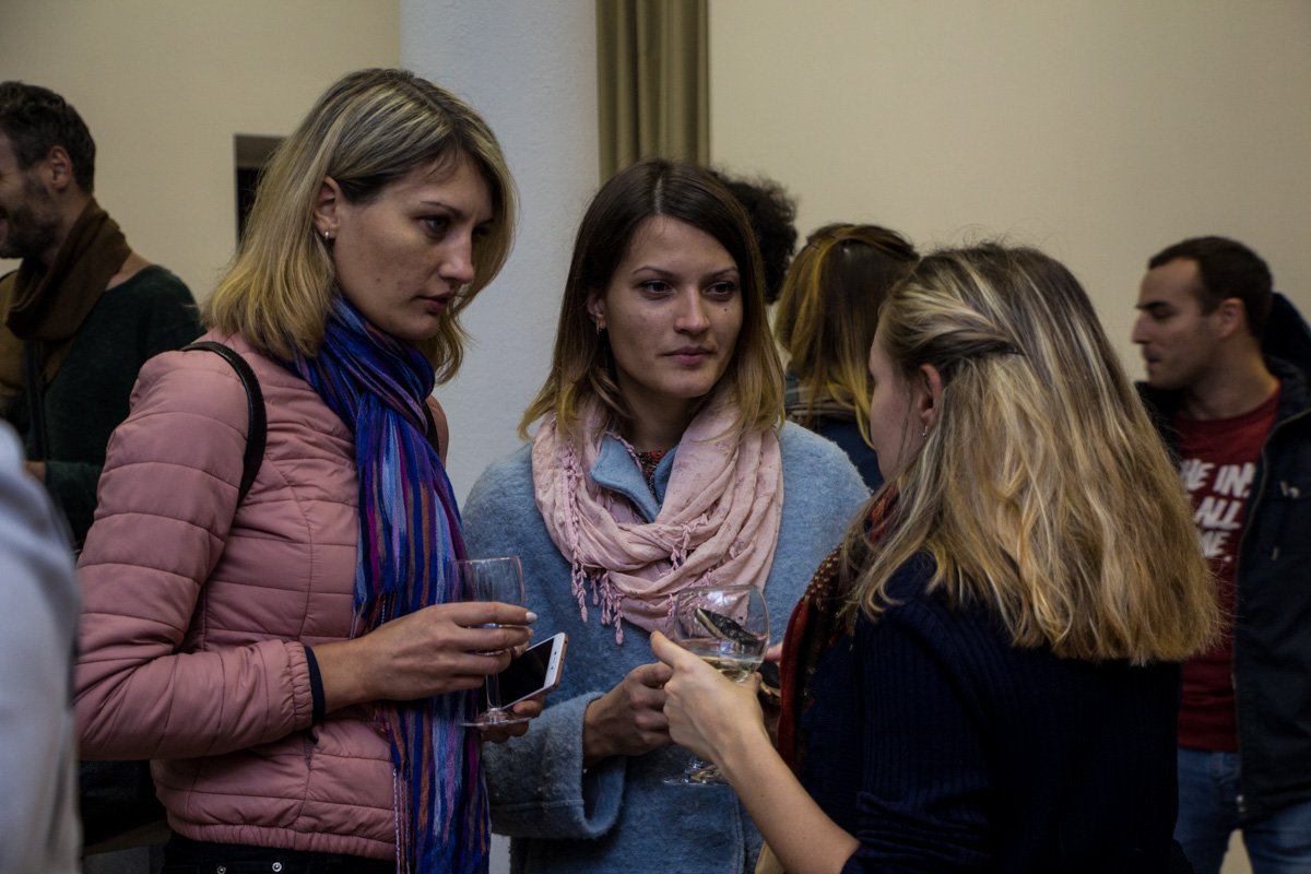 Обнаженные девушки и парень: в Днепре решали, кто главный 15