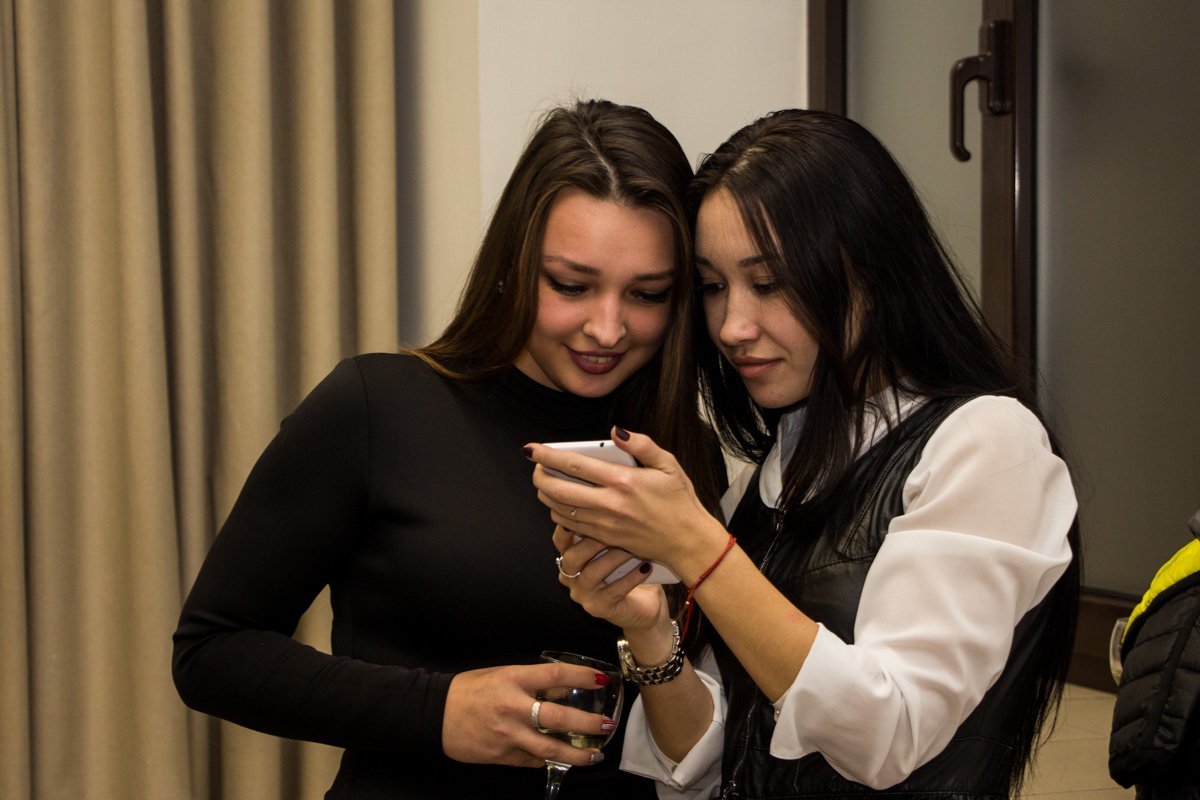 Обнаженные девушки и парень: в Днепре решали, кто главный 16