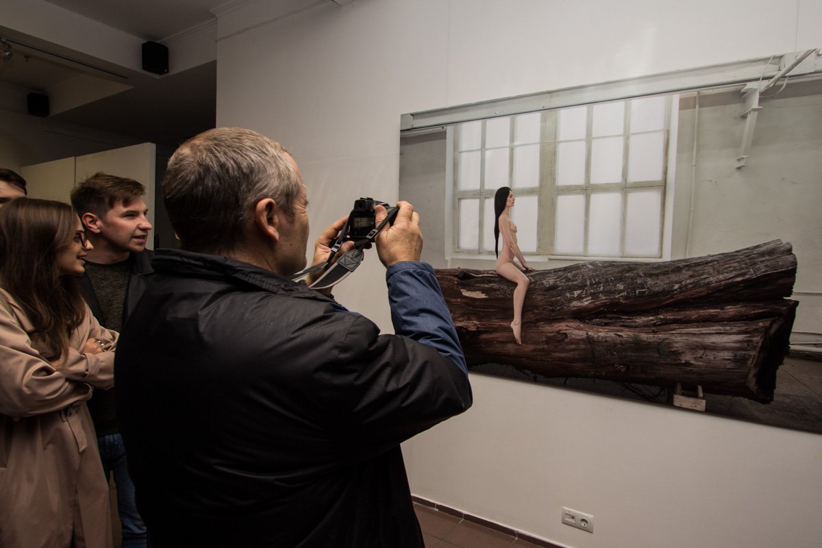 Обнаженные девушки и парень: в Днепре решали, кто главный 17