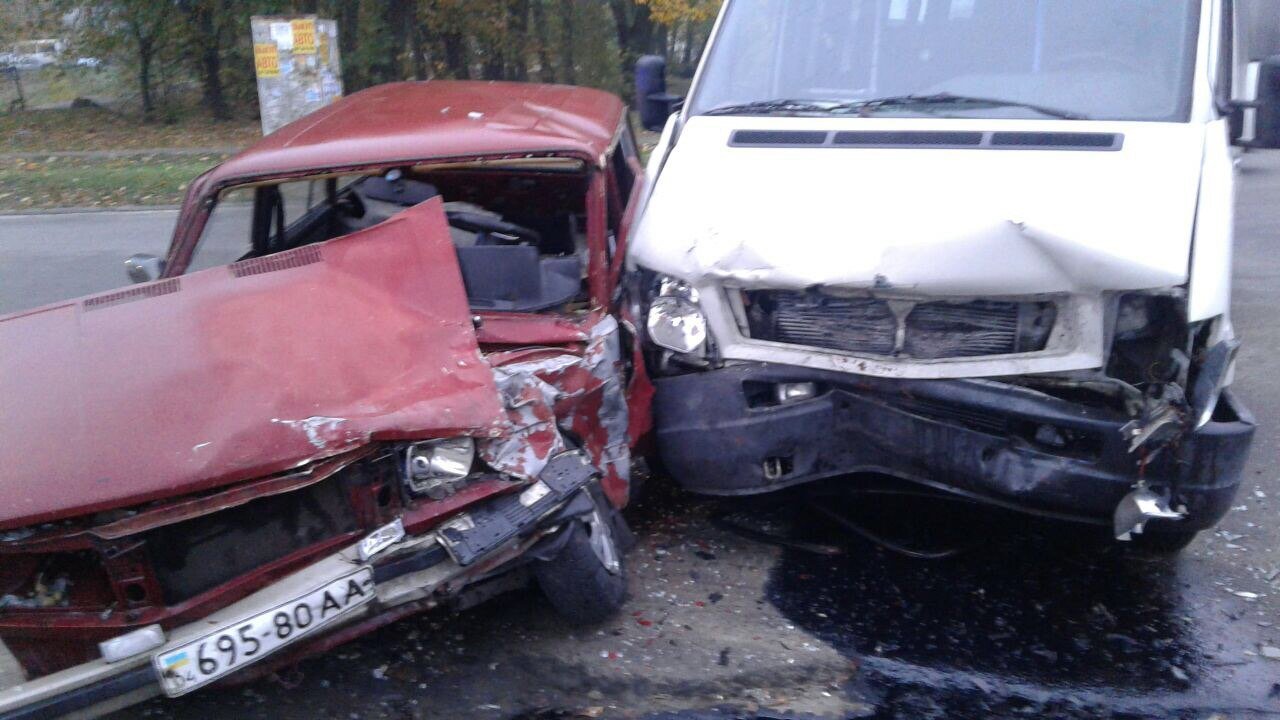 В Приднепровске микроавтобус Vokswagen въехал в ВАЗ: пострадал мужчина 2