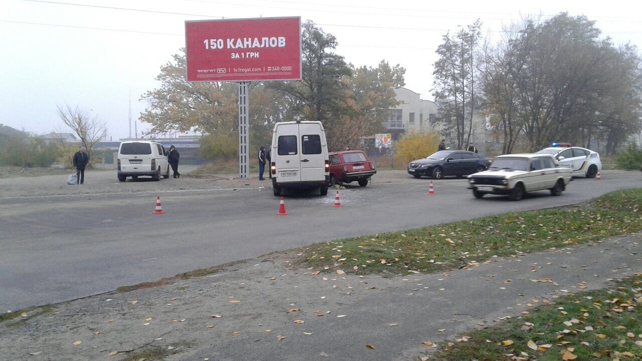 В Приднепровске микроавтобус Vokswagen въехал в ВАЗ: пострадал мужчина 3
