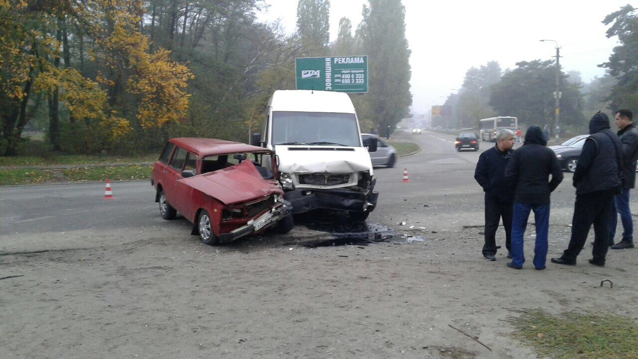 В Приднепровске микроавтобус Vokswagen въехал в ВАЗ: пострадал мужчина 4