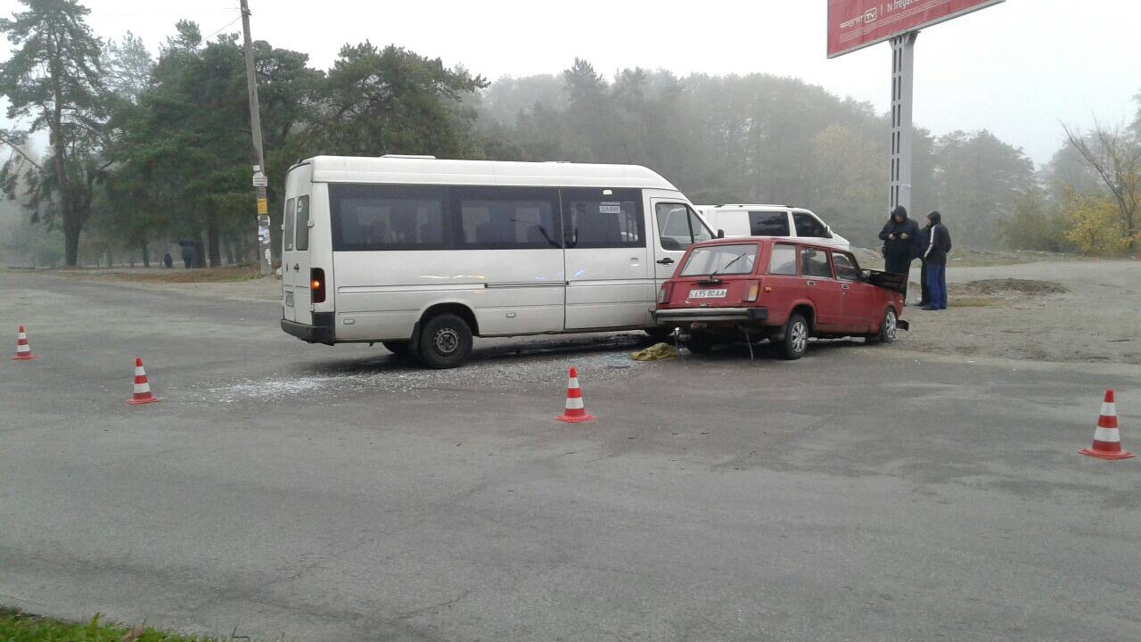 В Приднепровске микроавтобус Vokswagen въехал в ВАЗ: пострадал мужчина 5