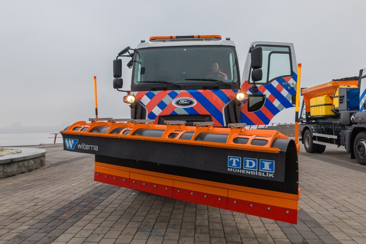 Подготовка к зиме: в Днепре презентовали новую коммунальную технику 1