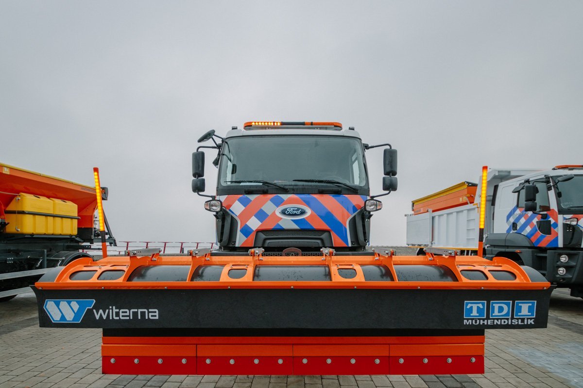 Подготовка к зиме: в Днепре презентовали новую коммунальную технику 5