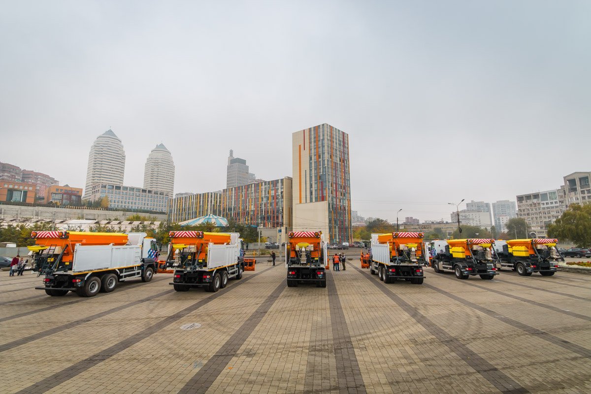 Подготовка к зиме: в Днепре презентовали новую коммунальную технику 6