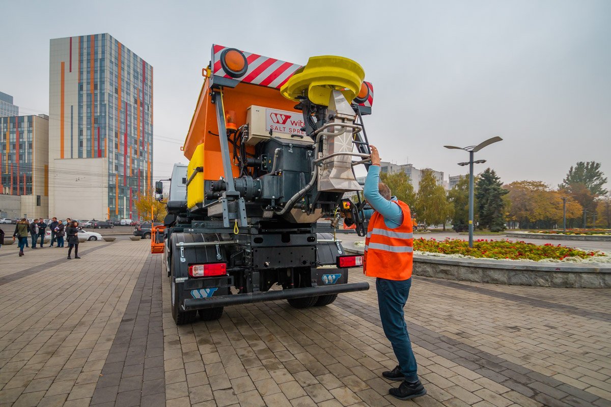 Подготовка к зиме: в Днепре презентовали новую коммунальную технику 7