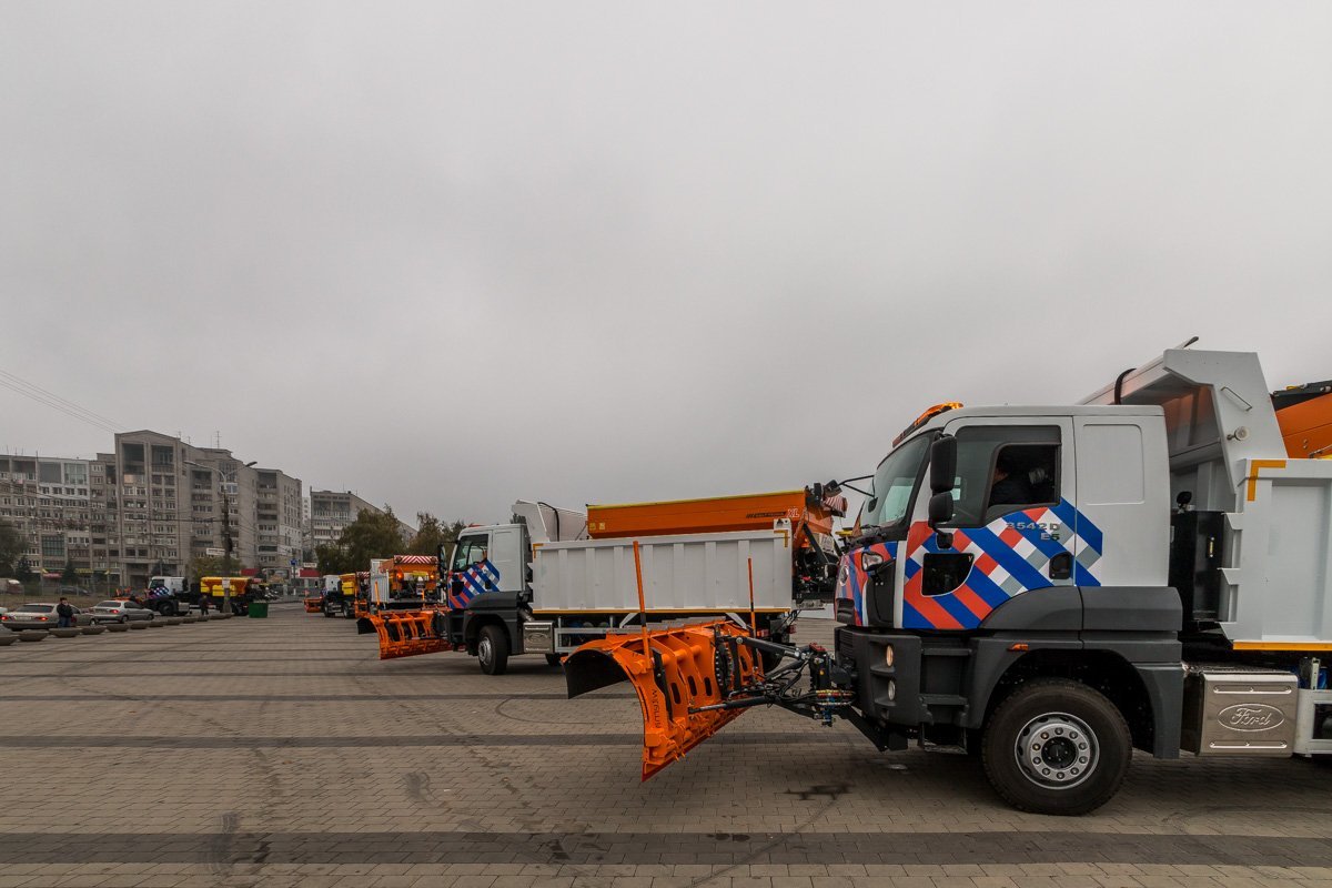 Подготовка к зиме: в Днепре презентовали новую коммунальную технику 8