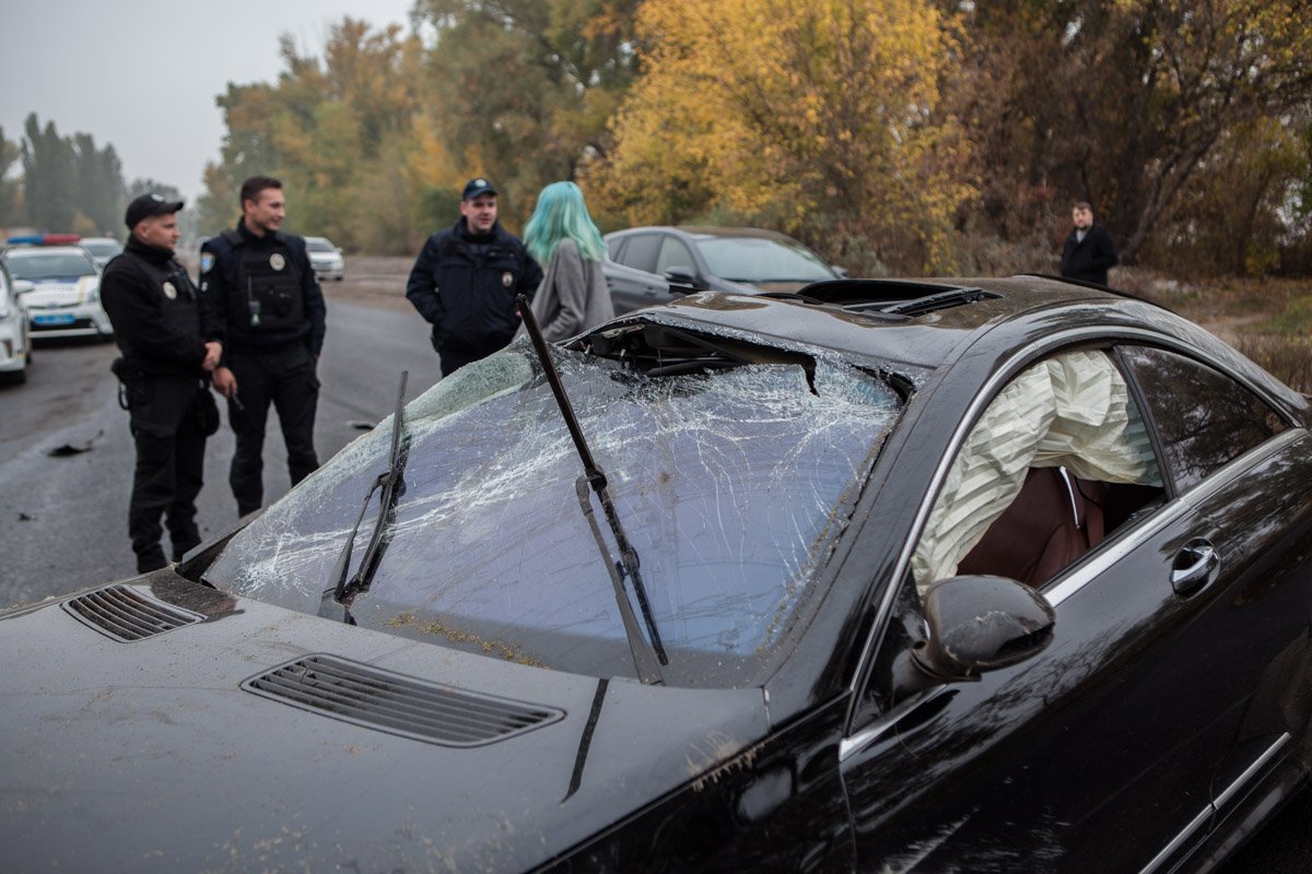 На Победе перевернулся Mercedes: пострадал водитель 5