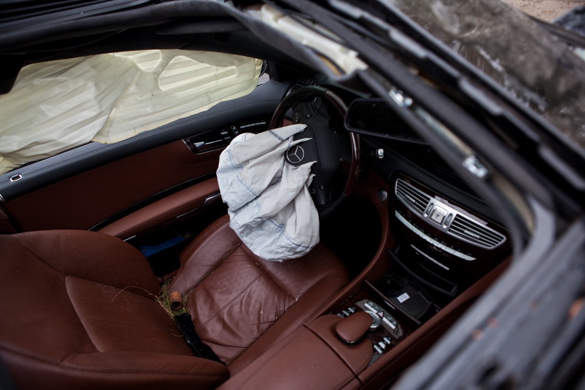 На Победе перевернулся Mercedes: пострадал водитель 6