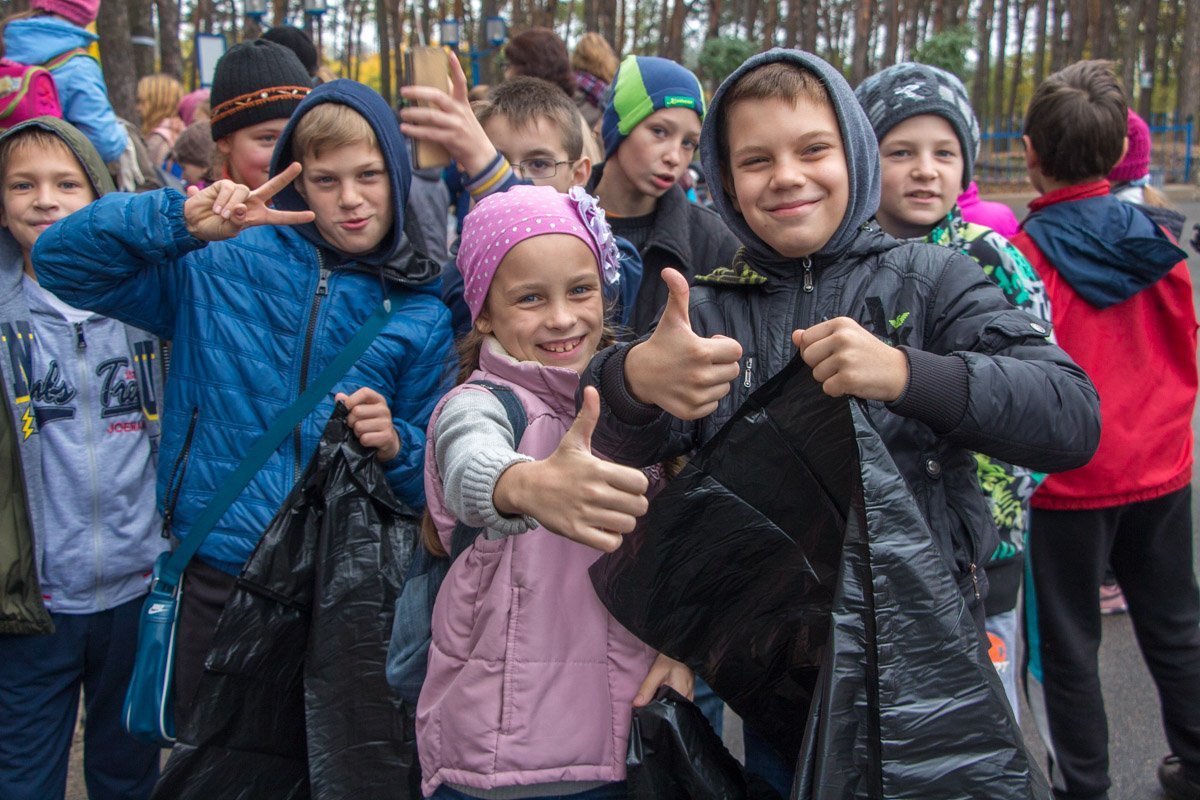 Погода - мрак, но настроение отличное Шприцы, памперсы и кости: в Днепре прошел экопикник 2