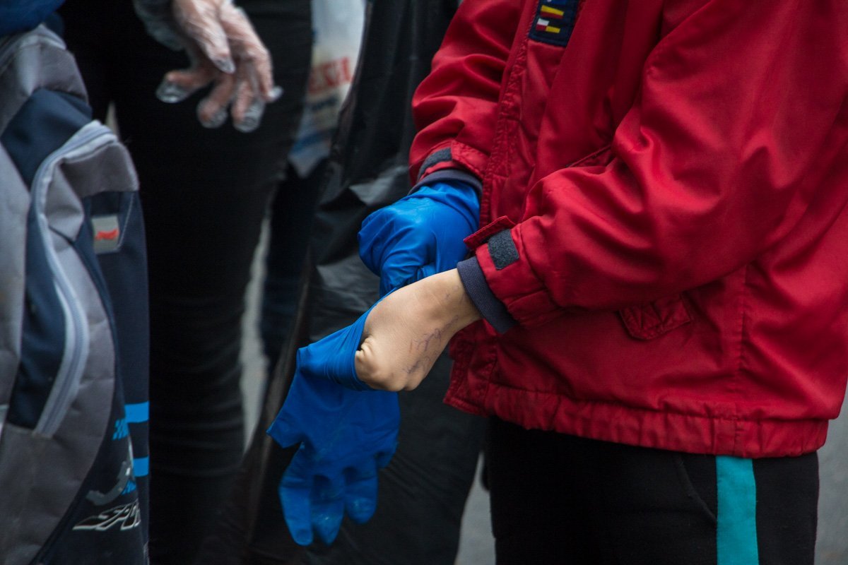 Надеваем экипировку Шприцы, памперсы и кости: в Днепре прошел экопикник 3