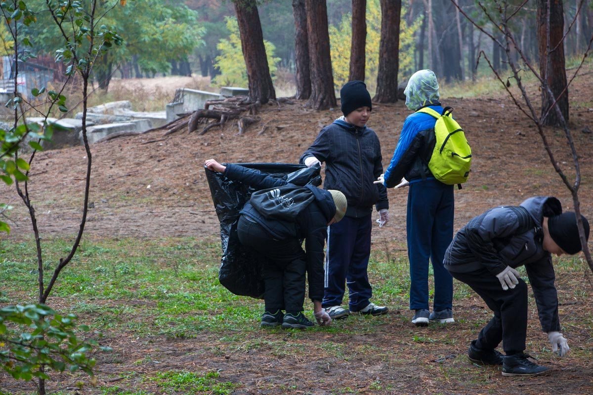 Хвастаются необычными находками Шприцы, памперсы и кости: в Днепре прошел экопикник 6