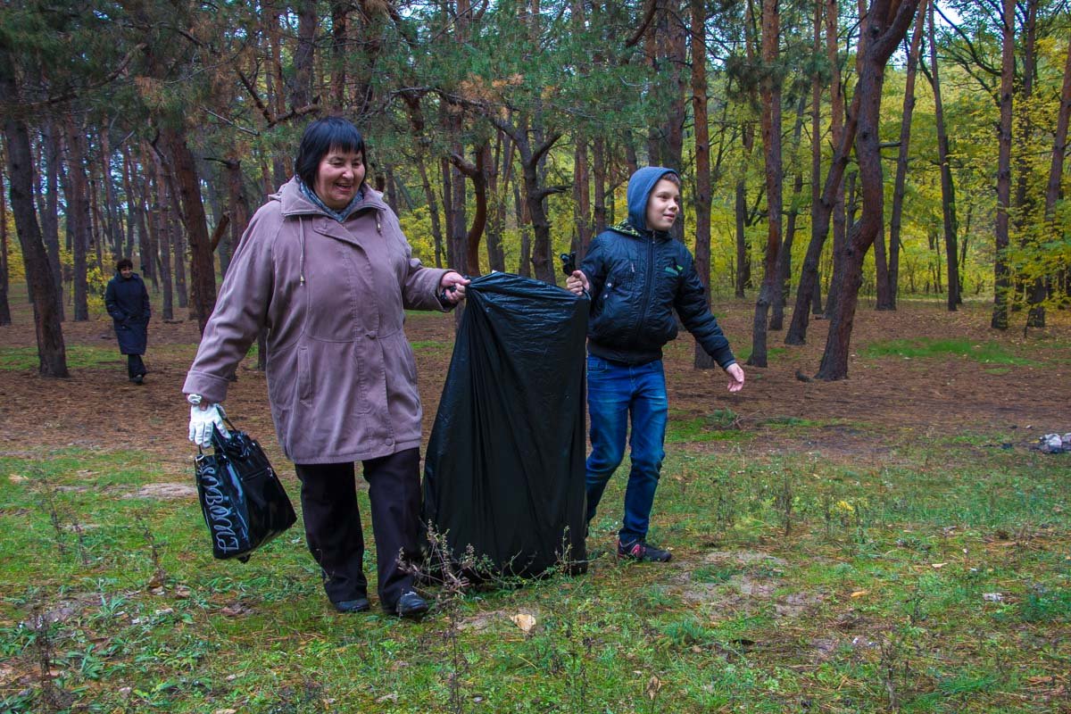 Классные руководители не стоят в стороне Шприцы, памперсы и кости: в Днепре прошел экопикник 12