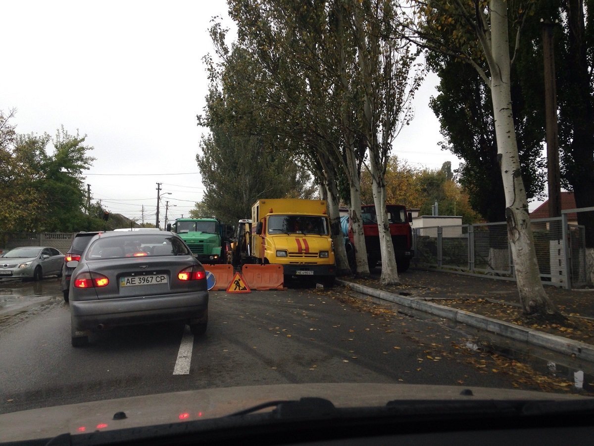 Ремонтные работы на Янтарной На Янтарной прорвало трубу: образовалась пробка 1