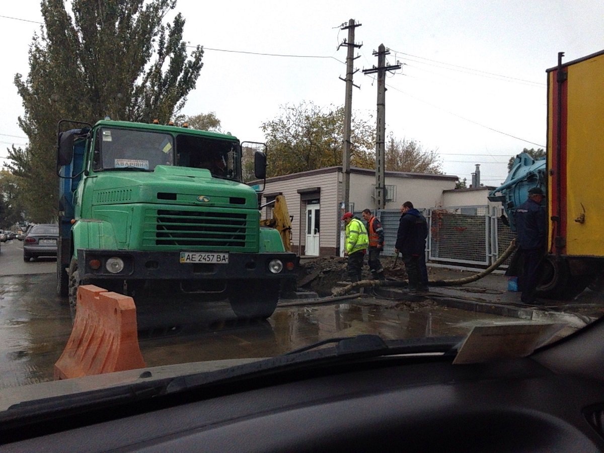 На месте работает аварийная служба На Янтарной прорвало трубу: образовалась пробка 2