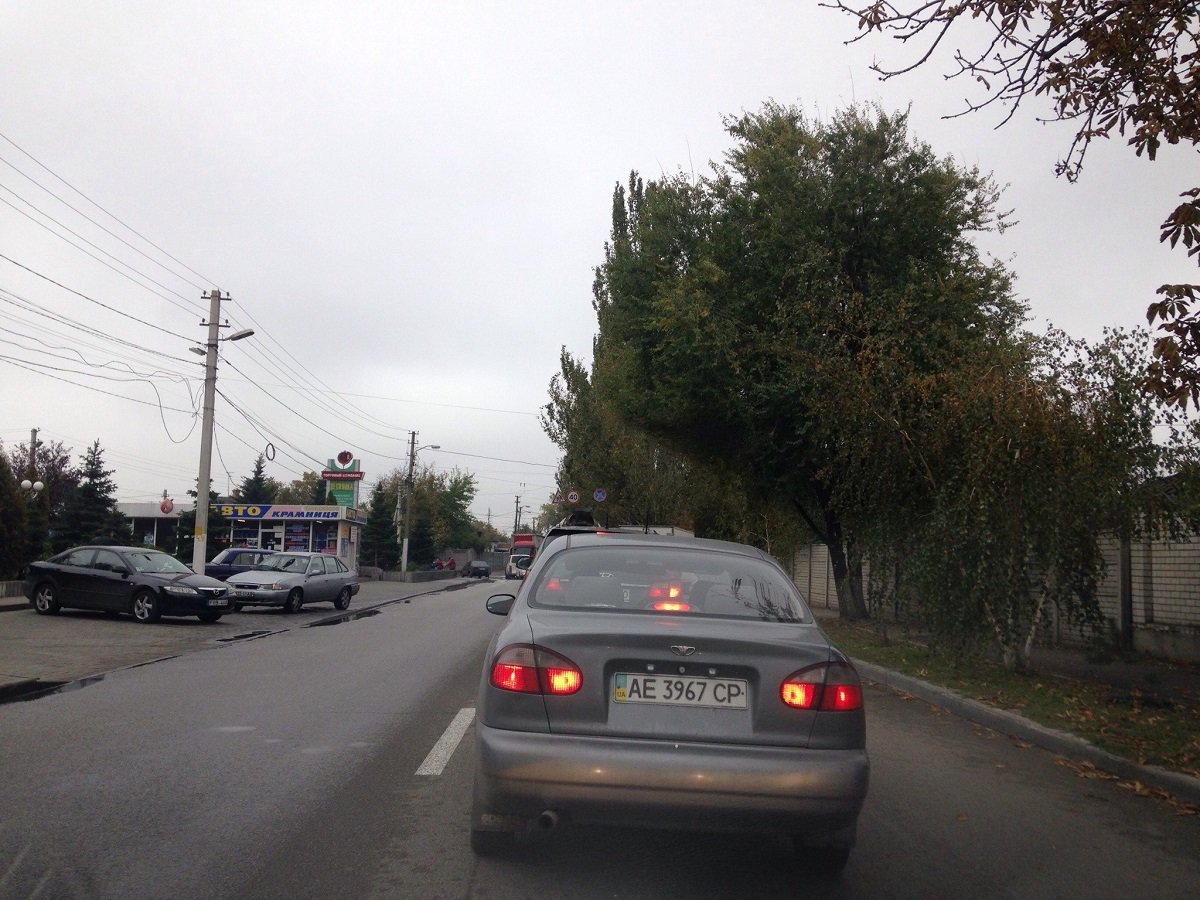 Из-за ремонтных работ образовалась пробка На Янтарной прорвало трубу: образовалась пробка 3