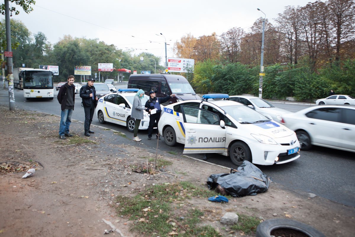 Свидетель рассказывает патрульным подробности ДТП На проспекте Мазепы фура насмерть сбила мужчину на костылях 2