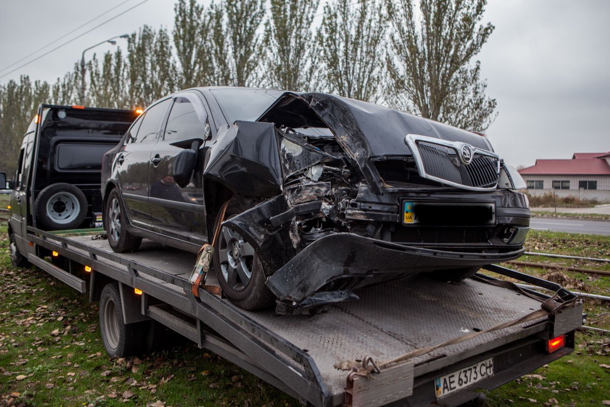 Водитель Scoda врезался в столб На Донецком шоссе Skoda врезалась в столб из-за велосипедиста 1