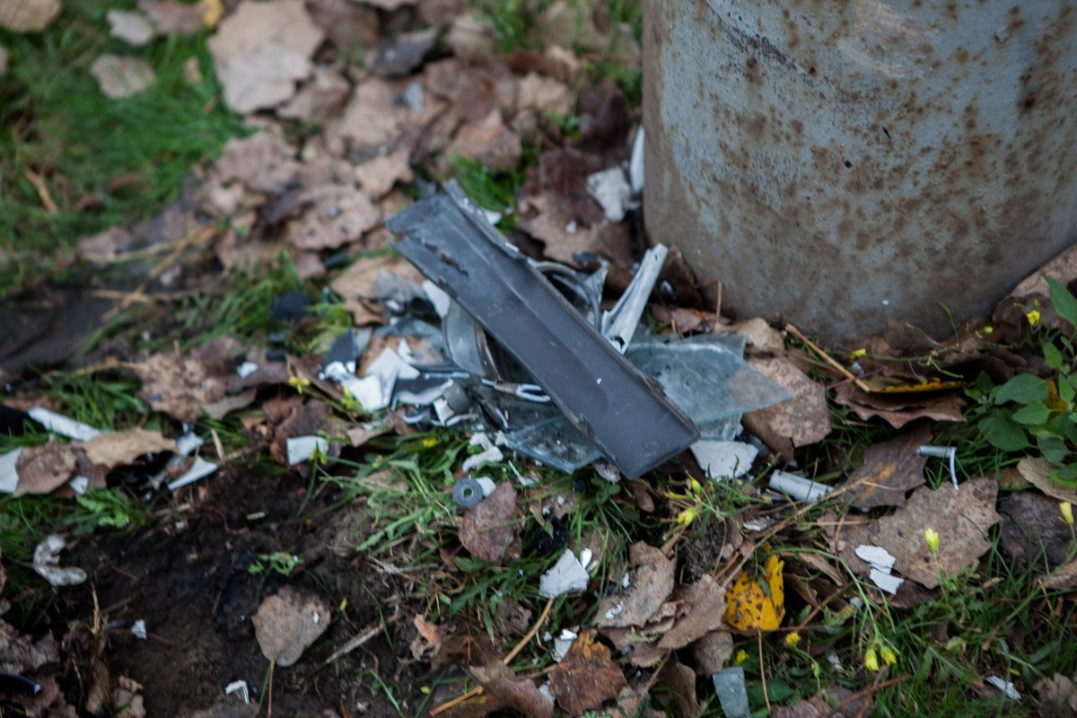 В результате столкновения разбита передняя часть кузова автомобиля На Донецком шоссе Skoda врезалась в столб из-за велосипедиста 2