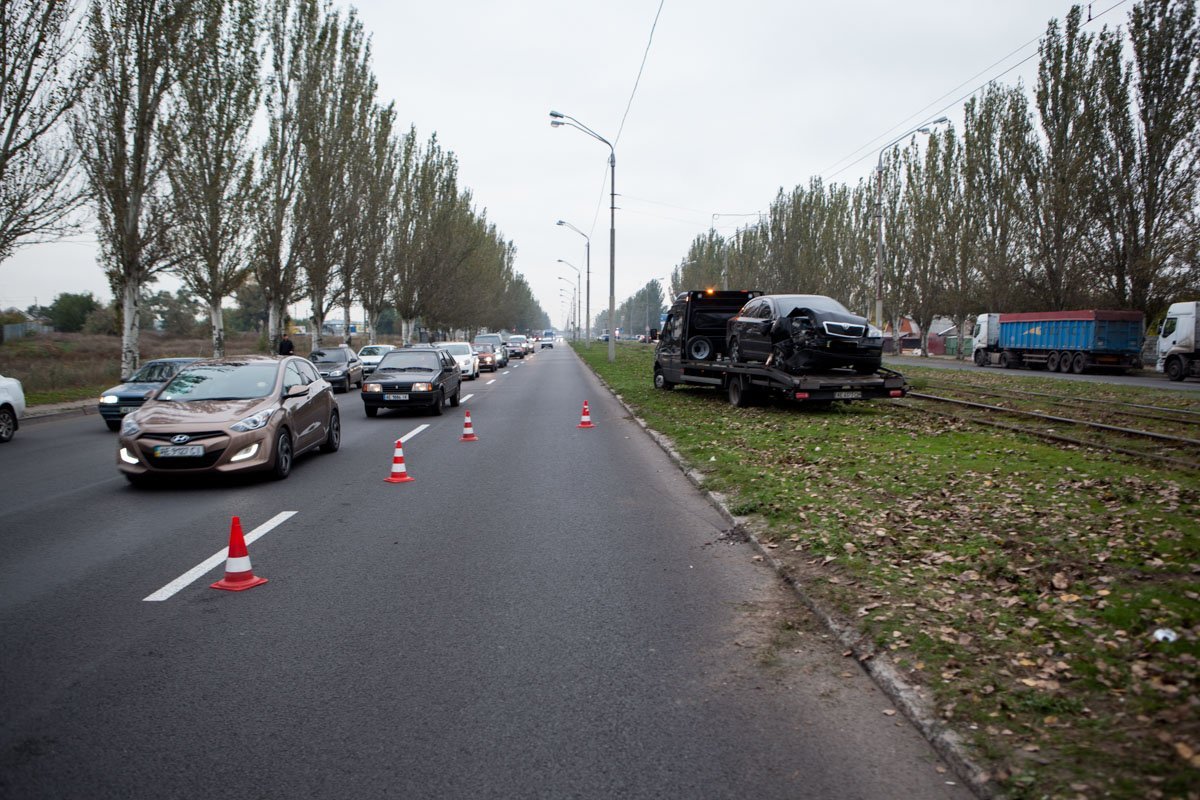 Велосипедист был незаметен в плотном трафике машин На Донецком шоссе Skoda врезалась в столб из-за велосипедиста 3