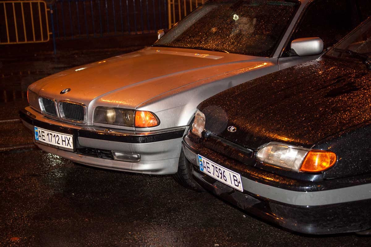 Возле Вокзальной площади пустую дорогу не поделили BMW и ВАЗ 2