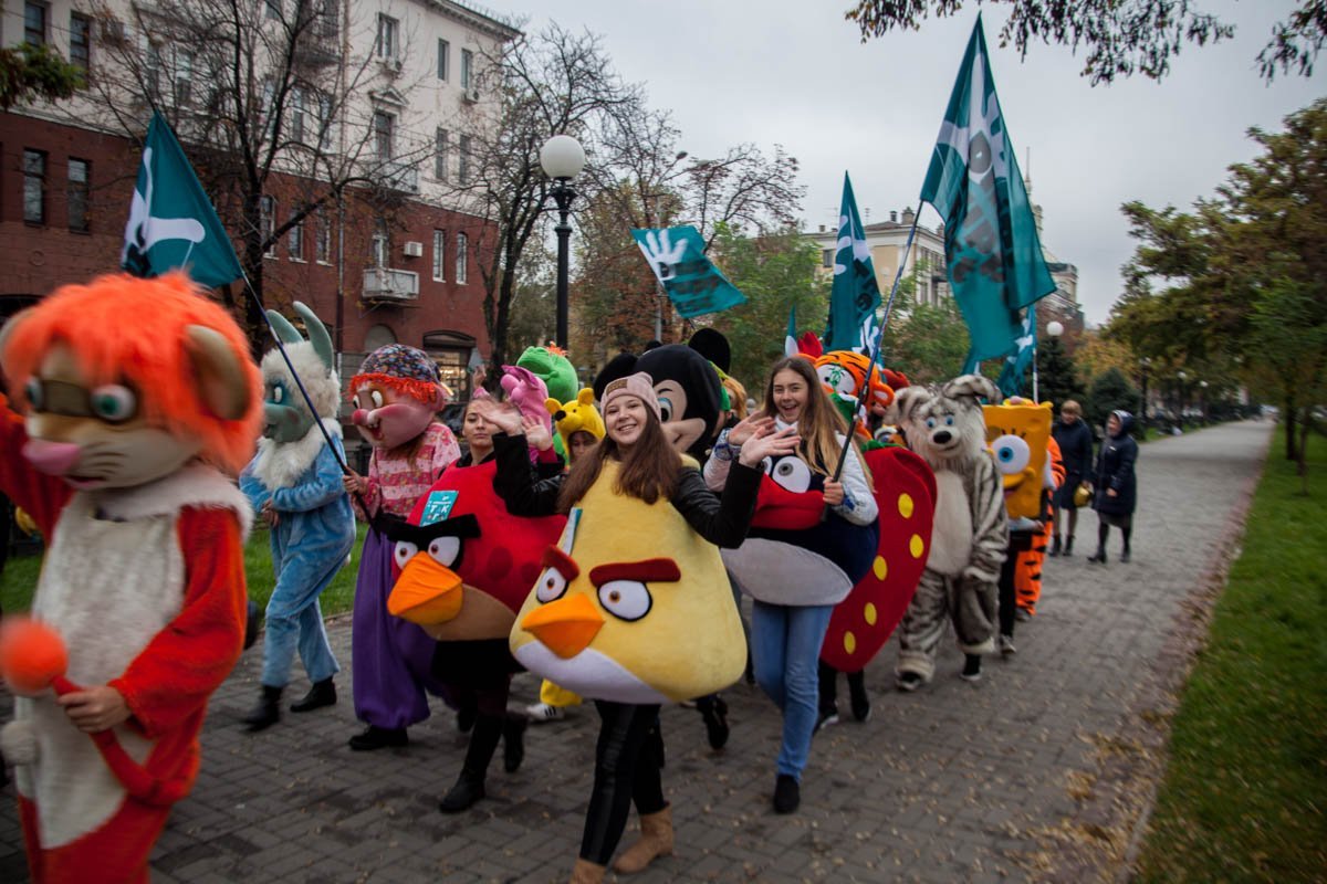 В центре Днепра прошел парад гигантских кукол 4