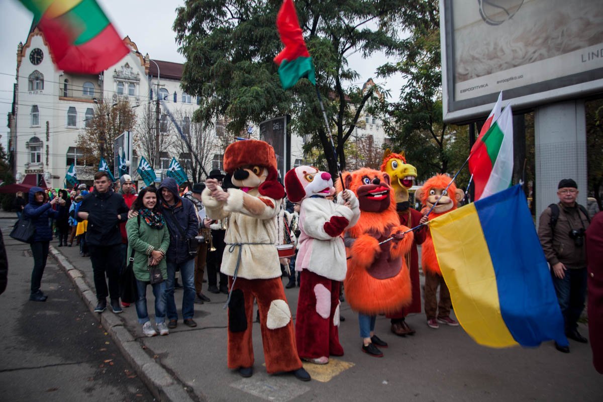 В центре Днепра прошел парад гигантских кукол 5