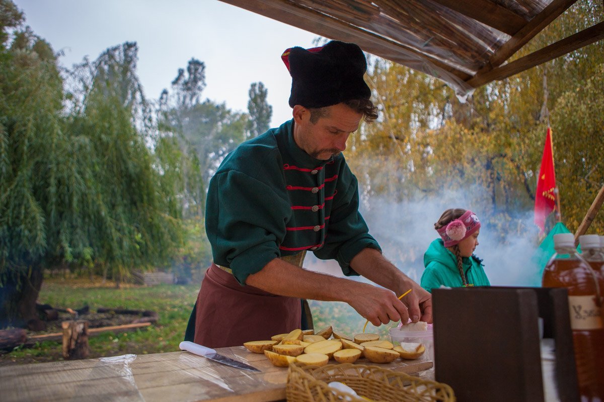 На левобережье Днепра метали ножи и ели «кораблики»: как прошел фестиваль «Лютий фест» 8