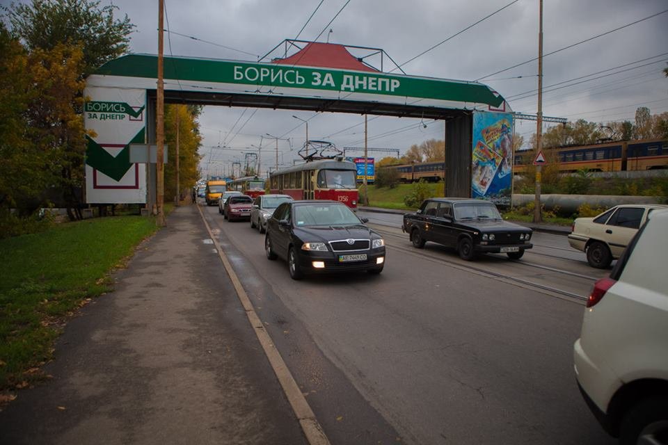 На съезде со Старого моста произошло ДТП: образовалась пробка 1