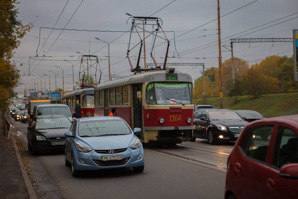 На съезде со Старого моста произошло ДТП: образовалась пробка 3