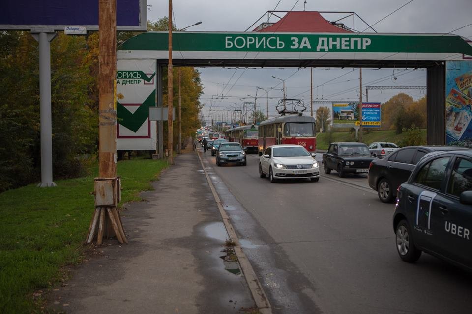 На съезде со Старого моста произошло ДТП: образовалась пробка 4